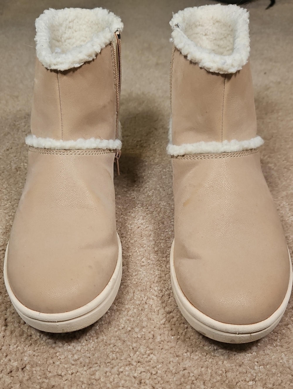 Clarks Cloudsteppers Cozy Faux-Shearling Ankle Boots in Beige Size 8